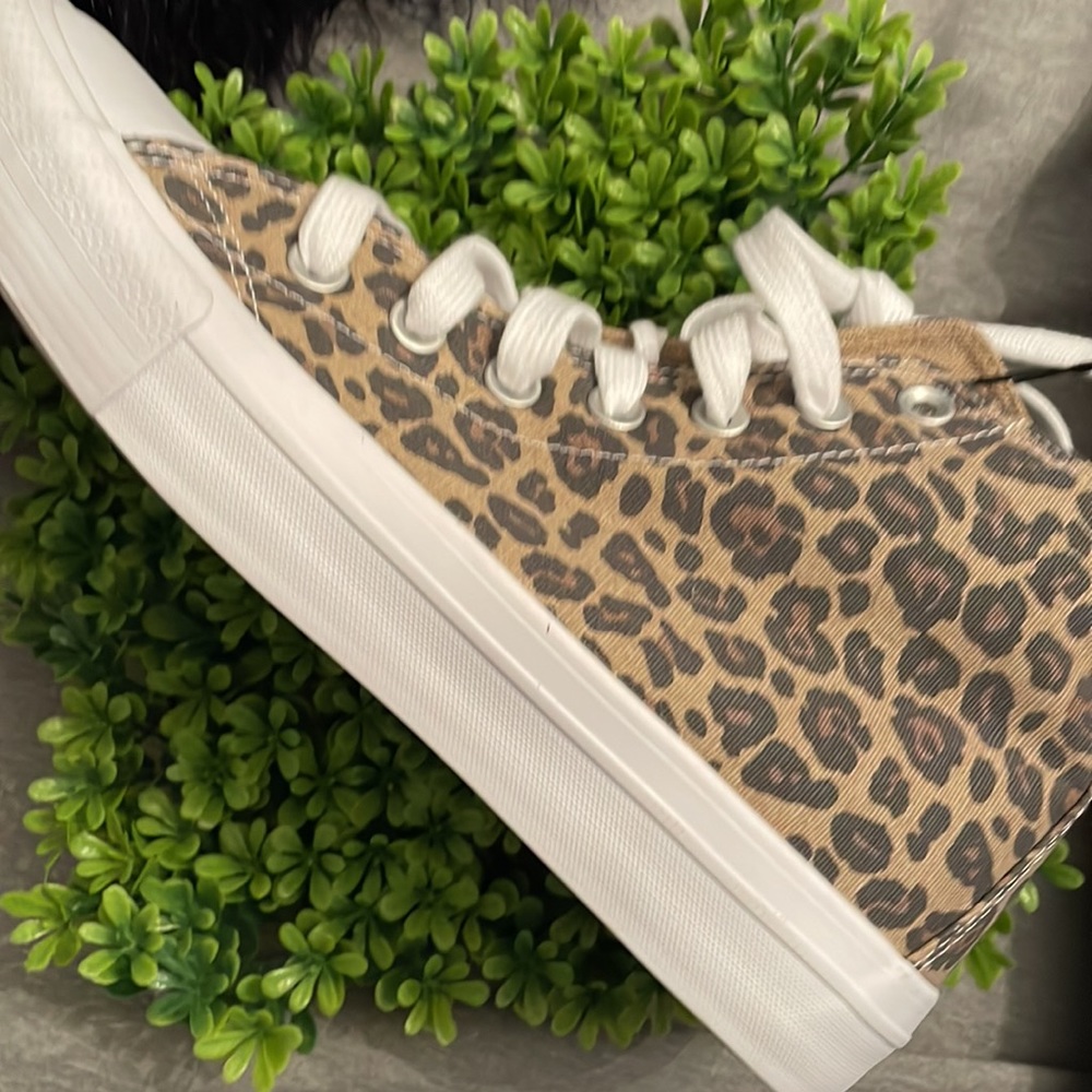 Animal print high tops sneakers NWT